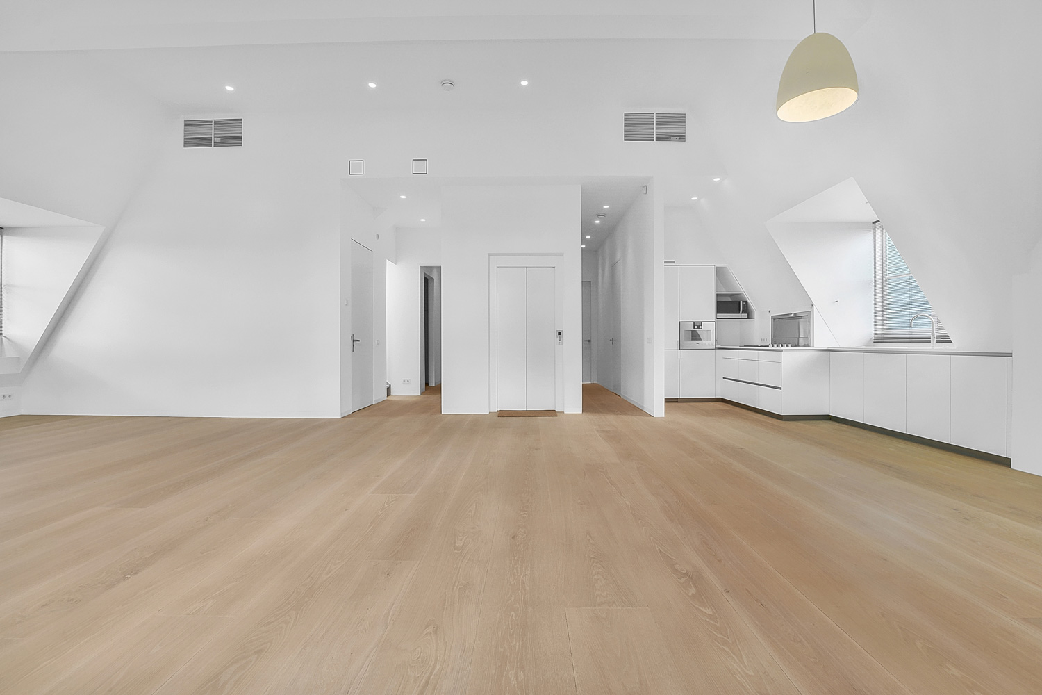 Profesjonell gulvlegging i Ålesund – erfarne håndverkere fra Promal legger parkett, laminat og vinylgulv.