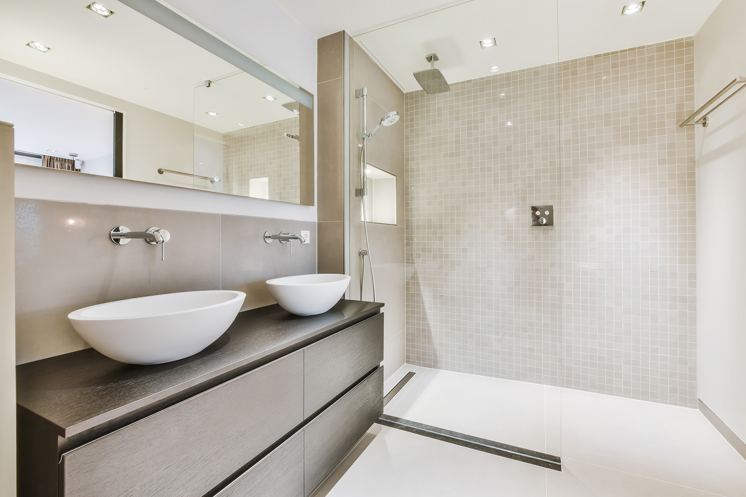 Eksperter på våtromsarbeid i Ålesund med dokumentasjon og lokale materialer